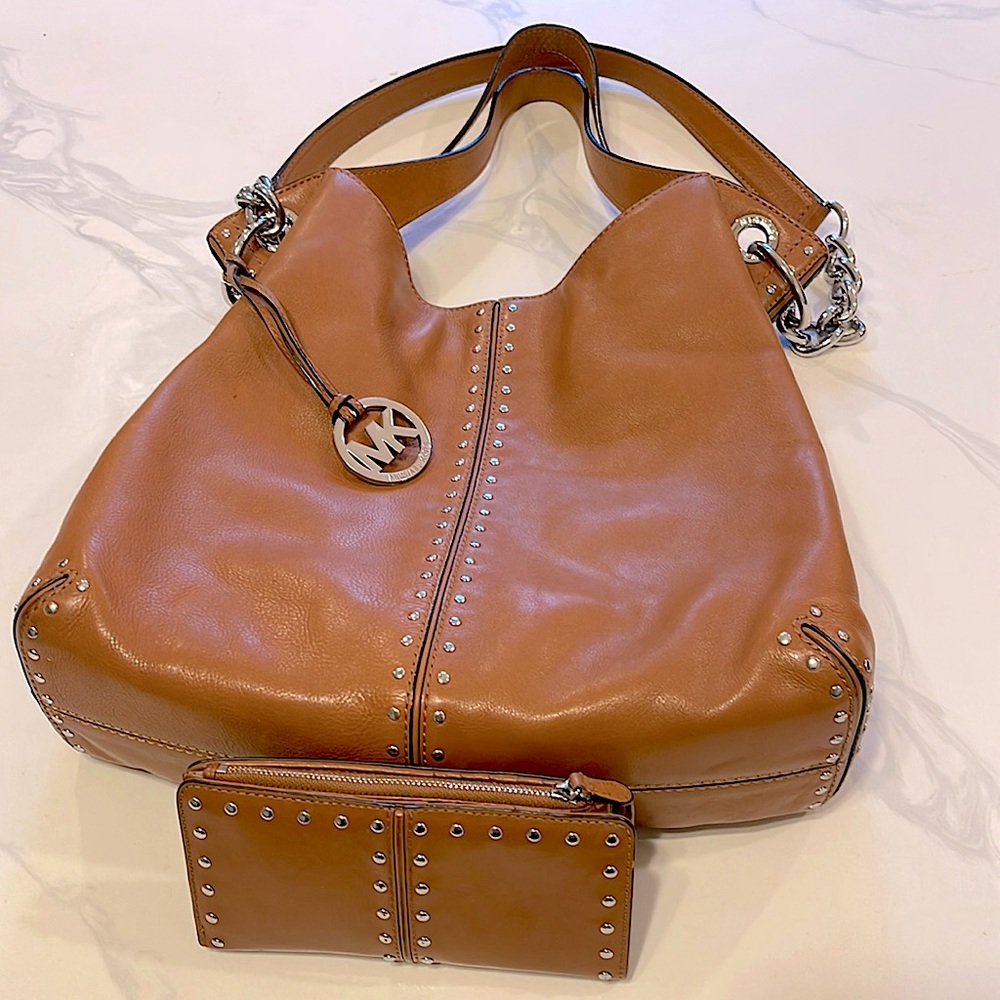 MICHAEL KORS Leather Handbag/Shoulder bodybag. Silver hardware in mint condition